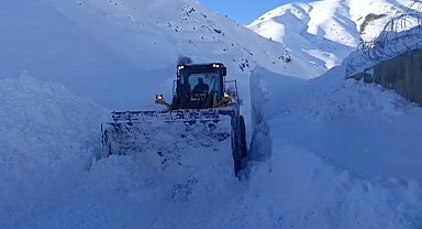 Hakkari'de kar esareti: 357 yol ulaşıma kapandı