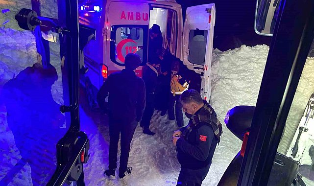 Hakkari'de karda mahsur kalan ambulansa belediye ekiplerinden destek