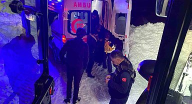 Hakkari'de karda mahsur kalan ambulansa belediye ekiplerinden destek
