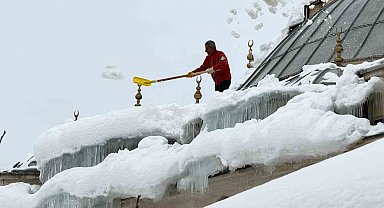 Hakkari'de tehlike saçan caminin çatısı kardan temizlendi