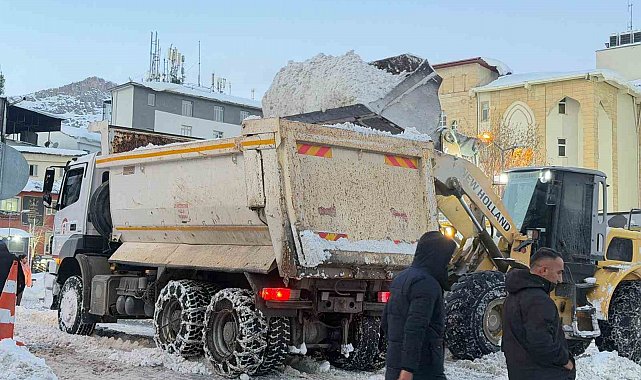 Hakkari'de tonlarca kar şehir dışına taşınıyor