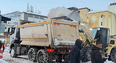 Hakkari'de tonlarca kar şehir dışına taşınıyor