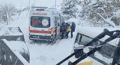 Hakkari'de yolda kalan ambulansın imdadına ekipler yetişti