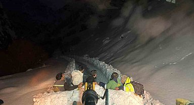 Hakkâri'de mahsur kalan işçiler kurtarıldı