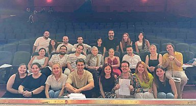 Haldun Dormen'in son prodüksiyonu, Sahne Tozu Tiyatrosu'nda yaşamaya devam ediyor