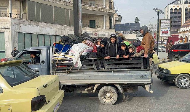 Halep'te siviller bombaların altında tahliye ediliyor