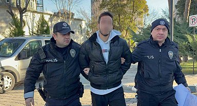 Halk otobüsünde lise öğrencisinin boynuna bıçak dayayan üniversite öğrencisi yakalandı