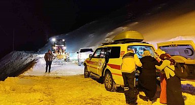 Hamile kadın 5.5 saatlik çalışmayla hastaneye ulaştırıldı