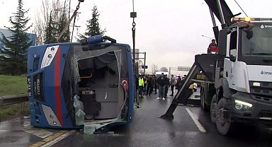 Hasdal yolu Kemerburgaz istikametinde cezaevi aracı devrildi. İhbar sonrası bölgeye çok sayıda ekip sevk edildi.