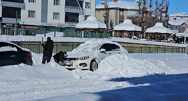 Hasköy'de araçlar kar altında kayboldu