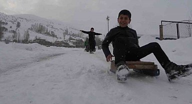 Hasköy'de çocuklar karın keyfini kayarak çıkardı
