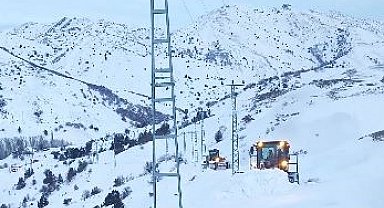 Hasta kadın köyde mahsur kaldı: 5 saatlik çalışmayla kapalı yol açıldı
