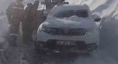 Hasta nakli yapan araç karda mahsur kaldı
