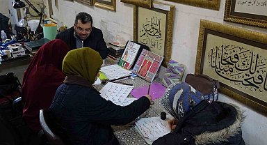 Hat sanatçısı yeni öğrenciler yetiştiriyor