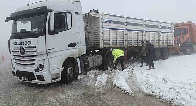 Hatay'da karla kaplı yolda sürücüler zor anlar yaşadılar