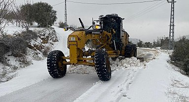 Hatay'da karla mücadele aralıksız sürdürüyor