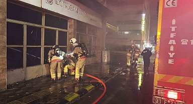 Hatay'da korkutan yangın: Akaryakıt istasyonunun yanındaki bina alevlere teslim oldu