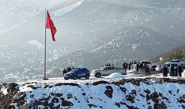 Hatay'ın zirvesinde gururlandıran bayrak değişimi