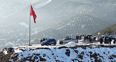 Hatay'ın zirvesinde gururlandıran bayrak değişimi