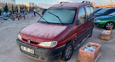 Hava sıcaklığı sıfır derecenin altına düştü, araçlar buzla kaplandı