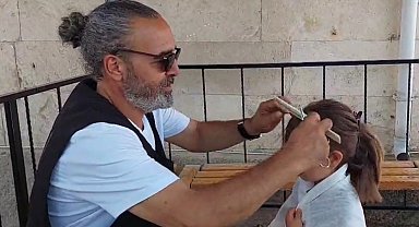 Hayırsever kuaför köylere gidip kız çocuklarını ücretsiz tıraş ediyor