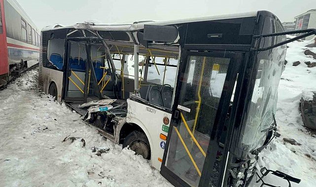 Hemzemin geçitte trenle çarpışan belediye otobüsünün sürücüsü yaralandı