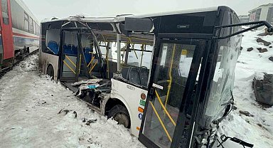 Hemzemin geçitte trenle çarpışan belediye otobüsünün sürücüsü yaralandı