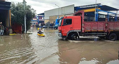 Her yağmurda göle dönen sokakta kano kullanmayı öğrendi