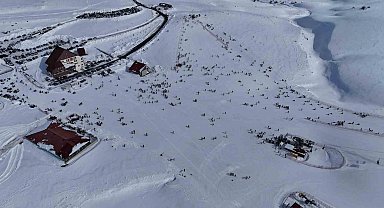 Hesarek Kayak Merkezi'nde yoğunluk: Ziyaretçiler karın keyfini çıkardı