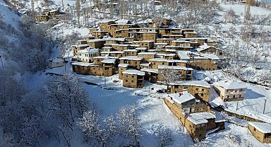 Hizan'ın taş evleri kar altında kartpostallık görüntüler oluşturdu