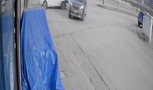 Hızını alamayan araç kavşakta başka bir araca çarptı