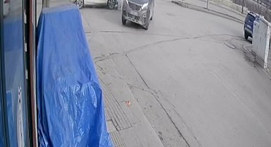 Hızını alamayan araç kavşakta başka bir araca çarptı