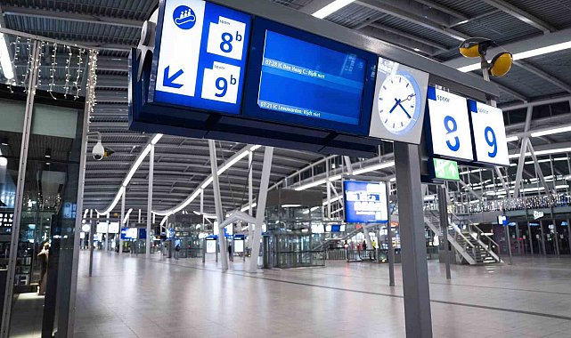 Hollanda'da kar yağışı tren seferlerini durdurdu, 300 uçuş daha iptal edildi