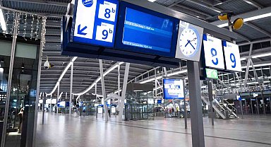 Hollanda'da kar yağışı tren seferlerini durdurdu, 300 uçuş daha iptal edildi