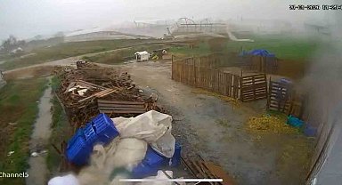 Hortum saniyeler içinde serayı yerle bir etti: O anlar kamerada