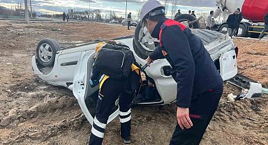 Hurdaya dönen araçta kazayı şans eseri yaralı atlattı