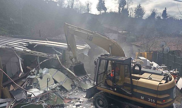 İBB Üsküdar'da yapı kayıt belgesi bulunan binayı yıktı, aile sokakta kaldı