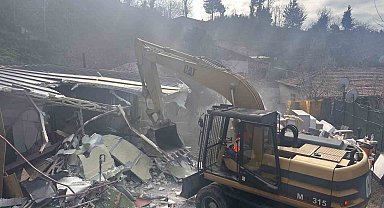İBB Üsküdar'da yapı kayıt belgesi bulunan binayı yıktı, aile sokakta kaldı