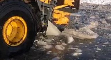 İçme suyu yolunu açarken kara saplanan loder vinç yardımıyla kurtarıldı