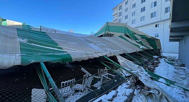 Iğdır'da düğün salonu olarak kullanılan halı saha çöktü