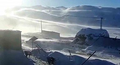 Iğdır'ın yüksek kesimlerinde tipi ve fırtına hayatı olumsuz etkiliyor