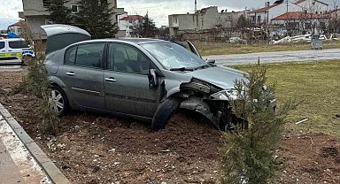 İki aracın çarpıştığı kazada şans eseri ölen ya da yaralanan olmadı