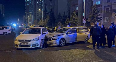 İki otomobil çarpıştı: 1 yaralı
