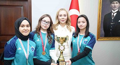 İl birincisi takım, kupayı Kaymakam Şıktaş'a götürdü