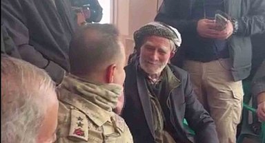 İl Jandarma Komutanı parmağındaki yüzüğü çıkartıp hediye etti, duygu dolu anlar yaşandı