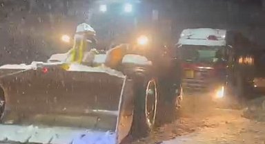 İlçe halkı üşümesin diye doğalgaz tırı iş makineleri ile çekildi