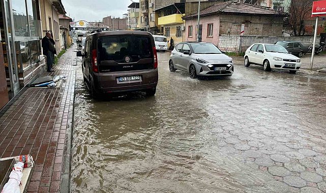 İncirliova'da sağanak yağış hayatı olumsuz etkiledi