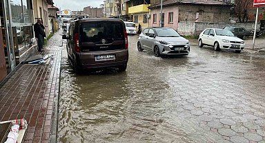 İncirliova'da sağanak yağış hayatı olumsuz etkiledi
