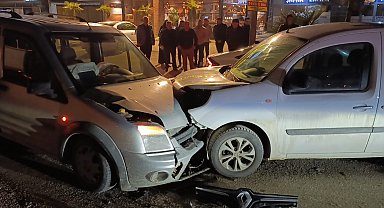 İnegöl'de iki araç kafa kafaya çarpıştı: 3 yaralı