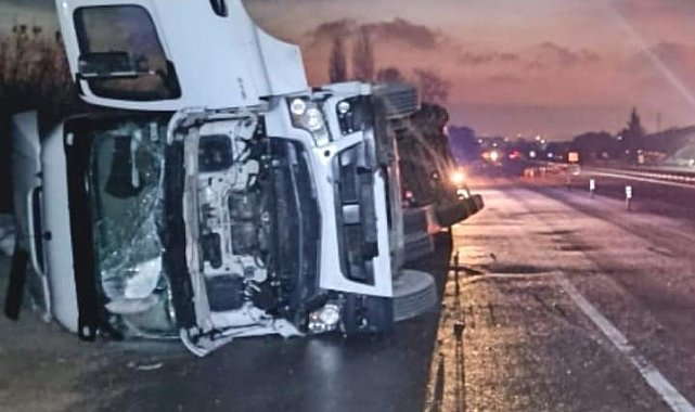 İnegöl'de iplik yüklü tır devrildi